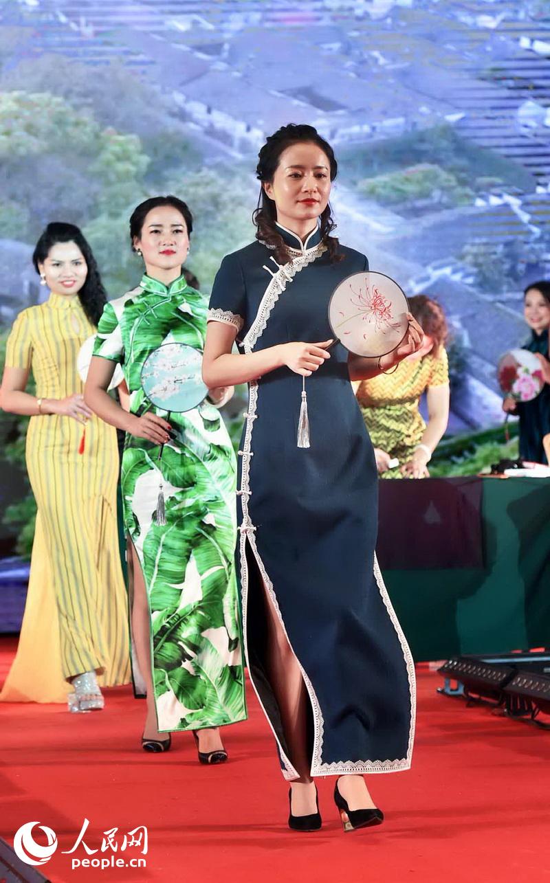 ŮѧԱT̨չʾ�Լ���Ʒ