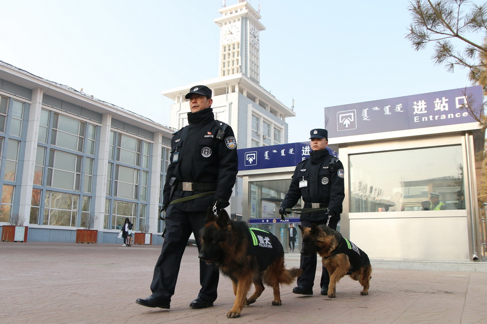 鐵路民警帶領警犬排查車站安全隱患。