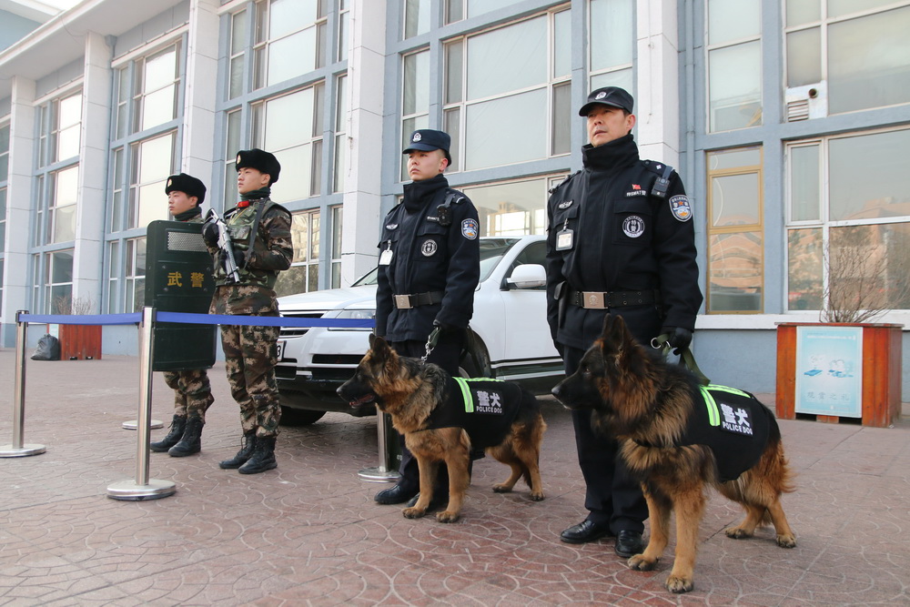 訓導員帶領警犬在火車站進站口聯合武裝執勤。