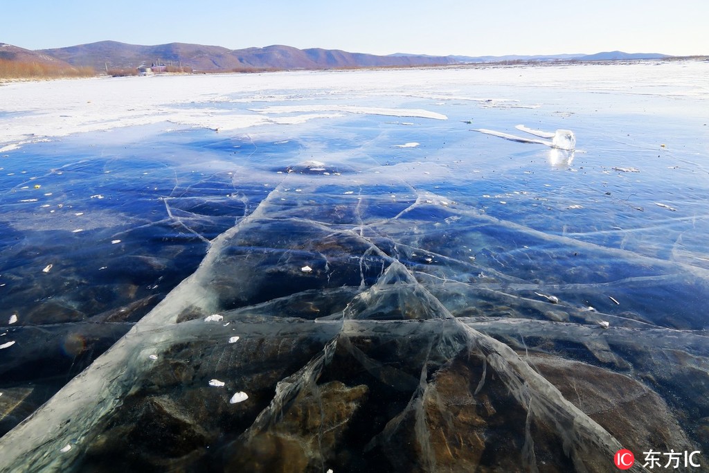 好似美麗的貝加爾湖 冰層河底石頭清晰可見