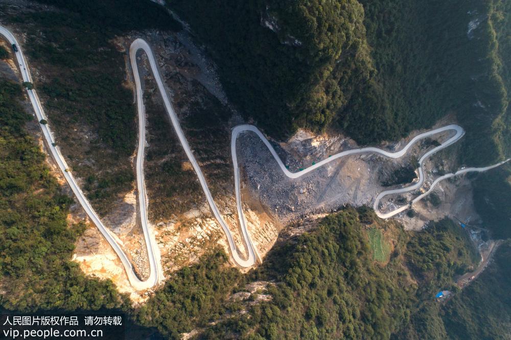 1月16日，拍攝的剛竣工通車的屈原鎮天龍村環形硬化水泥路（無人機航拍）。