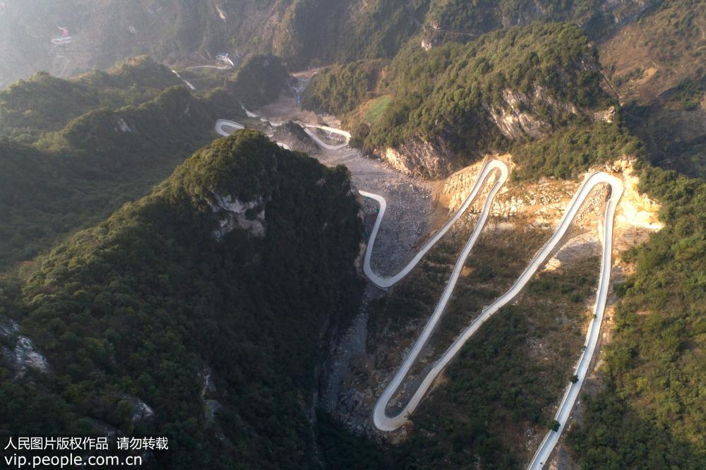 1月16日，拍攝的剛竣工通車的屈原鎮天龍村環形硬化水泥路（無人機航拍）。