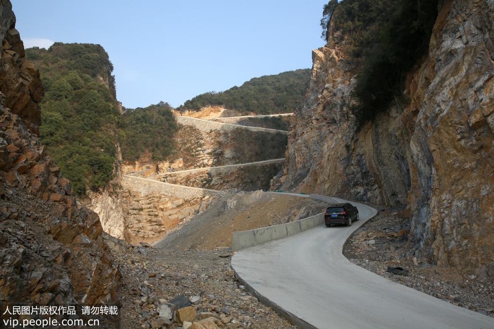 1月16日，一輛小車在屈原鎮天龍村環形硬化水泥路上行駛。