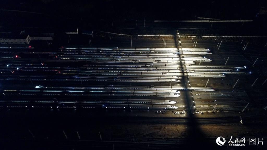 2019年1月20日凌晨兩點，在中國鐵路南昌局集團有限公司南昌西動車所存車線上，一列列動車組蓄勢待發，即將服務春運，為旅客提供更美好的出行體驗。攝影：丁波