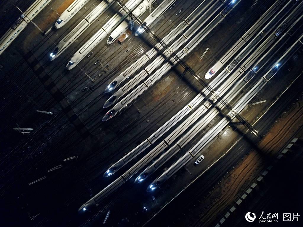 2019年1月20日凌晨兩點，在中國鐵路南昌局集團有限公司南昌西動車所存車線上，一列列動車組蓄勢待發，即將服務春運，為旅客提供更美好的出行體驗。攝影：丁波 