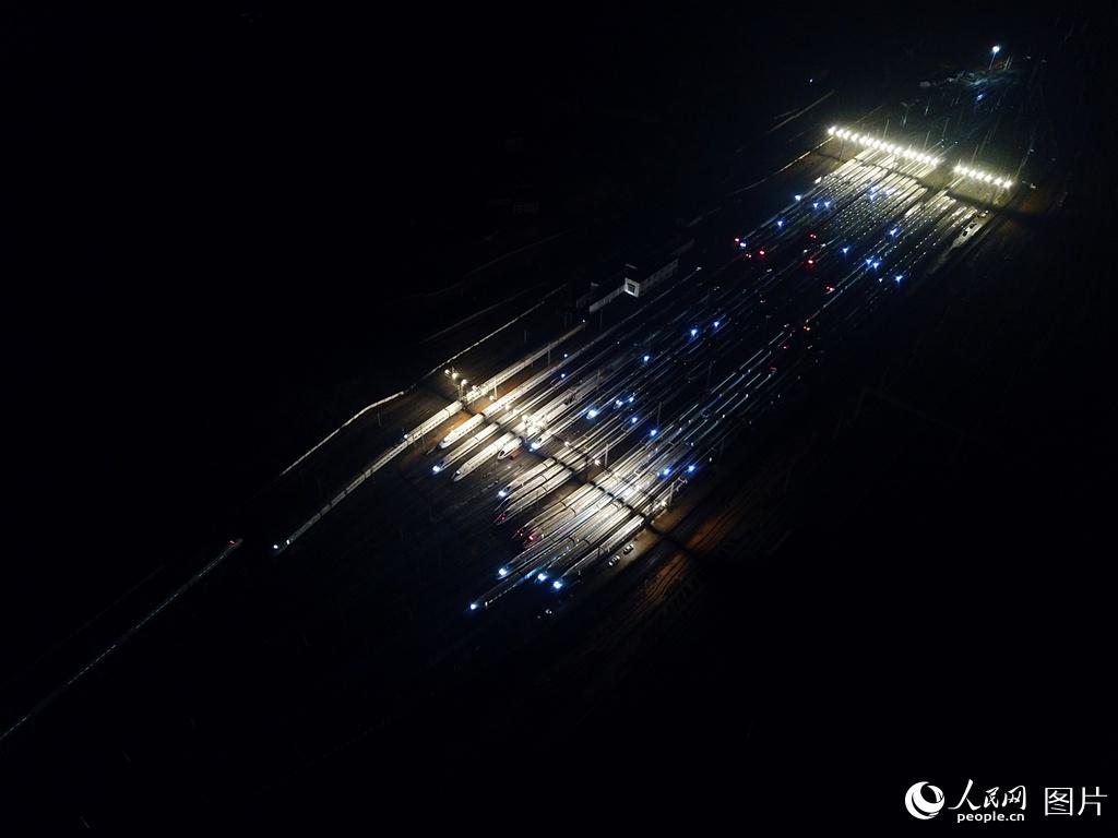 2019年1月20日凌晨兩點，在中國鐵路南昌局集團有限公司南昌西動車所存車線上，一列列動車組蓄勢待發，從空中俯瞰形似一艘“陸地航母”正在破浪前行。攝影：丁波