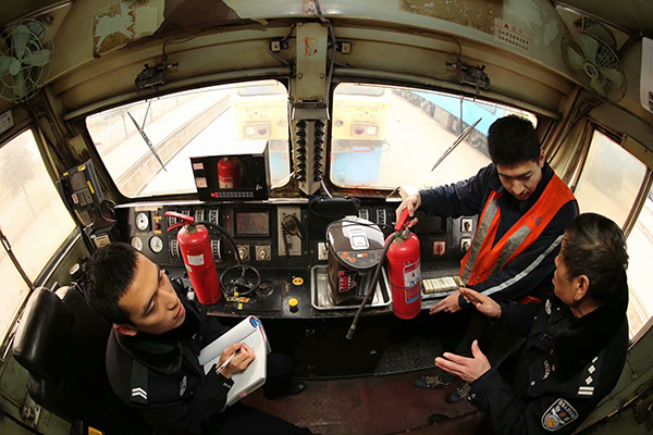 民警蹬上機車，向機車司機面對面進行消防器材應急使用講解。