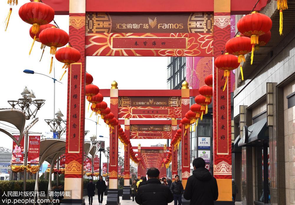 春節將至上海街頭紅燈籠高挂年味漸濃