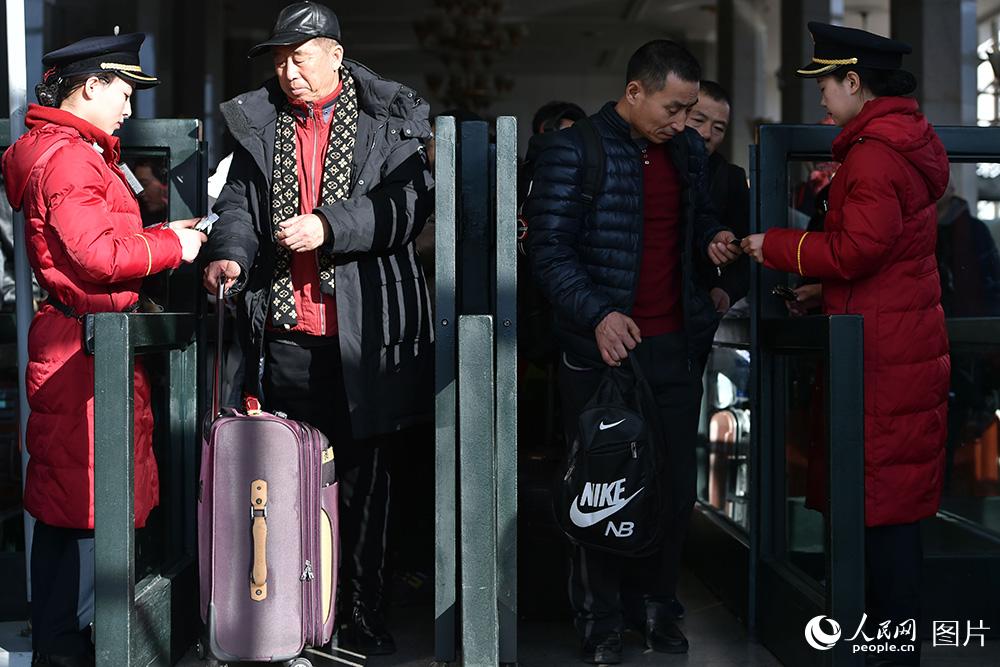 1月21日，北京站，旅客排隊檢票。（人民網記者 翁奇羽 攝）