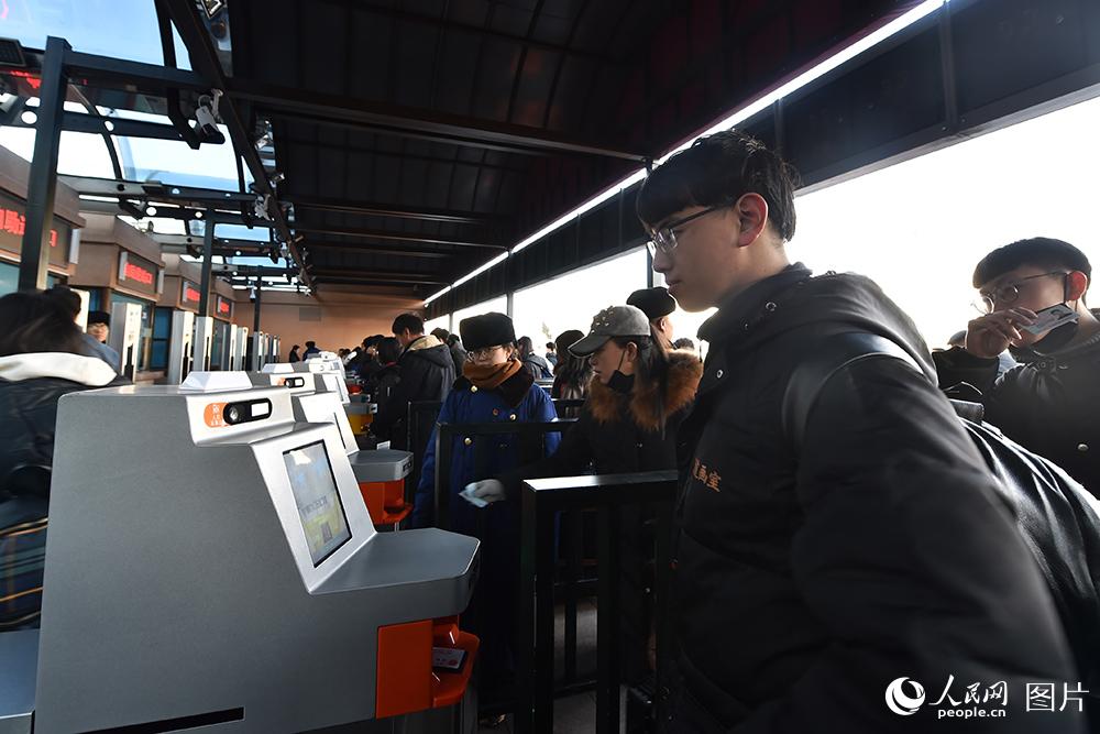 1月21日，北京站，旅客通過刷臉進站。（人民網記者 翁奇羽 攝）