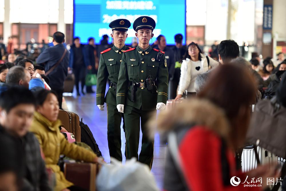1月21日，北京站候車大廳，武警正在執勤。（人民網記者 翁奇羽 攝）