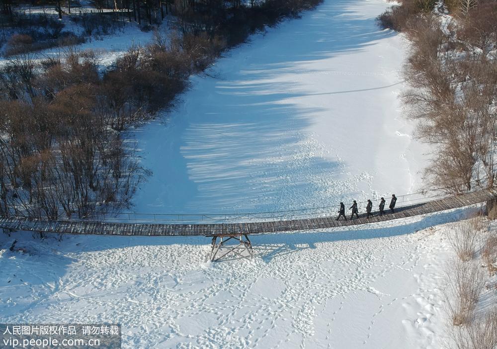 2019年1月22日，北極邊境派出所民警依次有序通過吊橋。