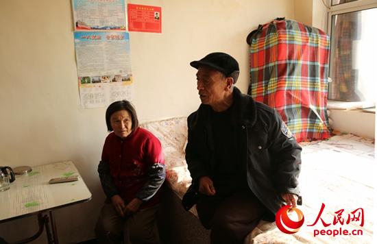 村民孫國忠老兩口都身有殘疾，在村裡引入光伏等項目后，他們脫了貧，還在2018年新翻修了房子。人民網記者張建波攝