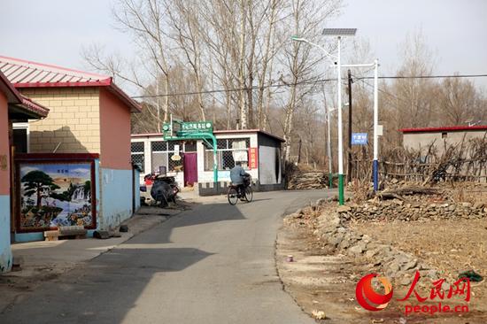 2018年，村子裡新安裝路燈70盞，結束了3個自然村沒有路燈的歷史。人民網記者張建波攝