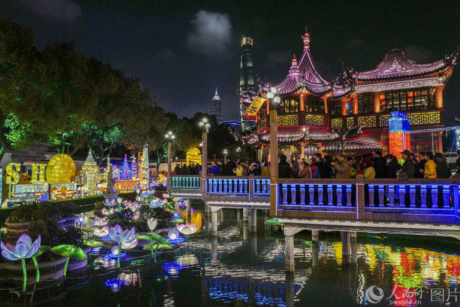 2019上海豫園燈會人氣旺 九曲橋上人流如織