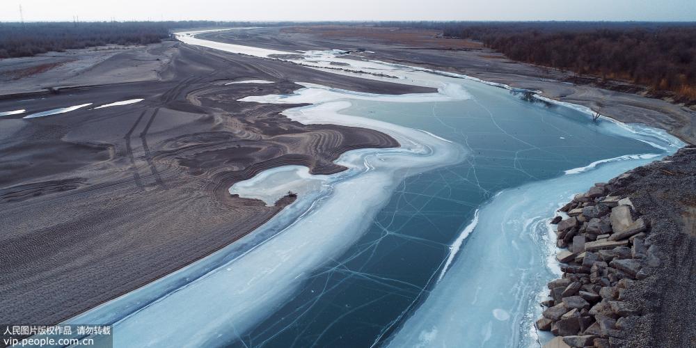 1月27日，新疆塔裡木河阿克蘇地區庫車段河冰開始消融。