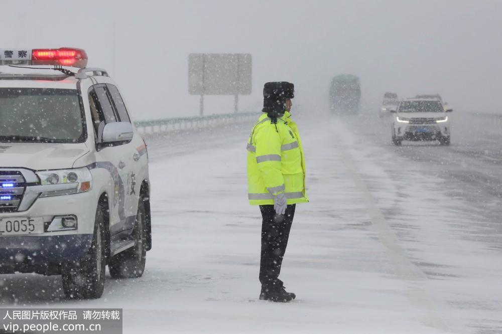 1月28日，民警在連霍高速新疆哈密沙泉子段執勤。