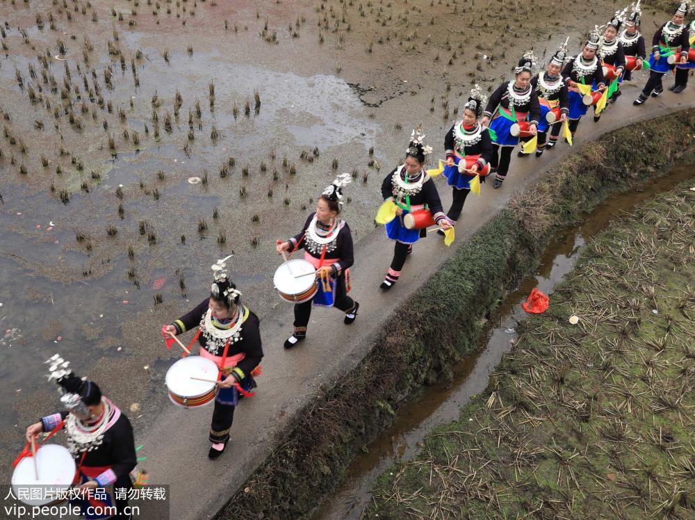 1月30日，在貴州省黎平縣德鳳街道蒲洞侗寨，村民前往參加民俗活動。