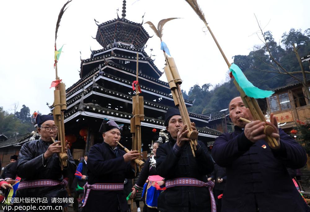 1月30日，侗族村民在貴州省黎平縣德鳳街道蒲洞侗寨吹蘆笙。