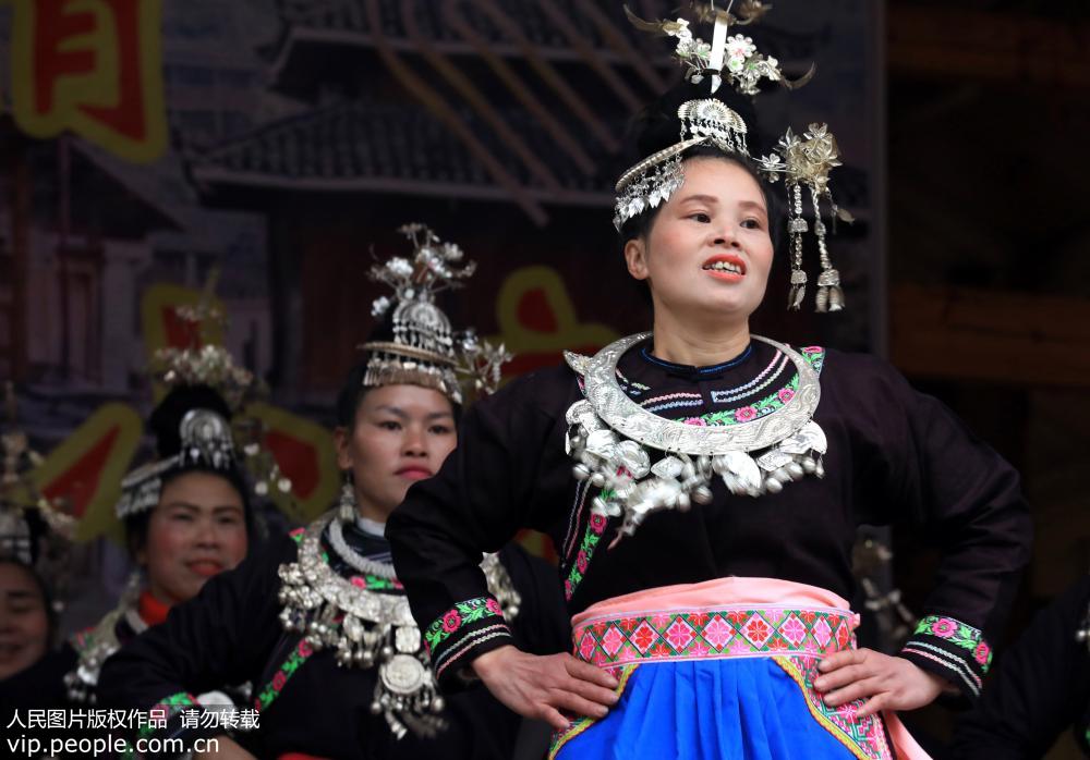1月30日，侗族村民在貴州省黎平縣德鳳街道蒲洞侗寨表演節目。