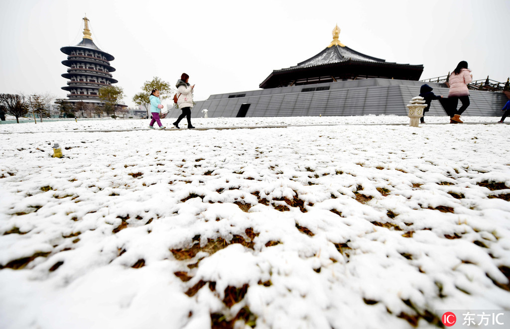 1月31日，河南省洛陽市迎來降雪天氣。雪后的隋唐洛陽城國家遺址公園天堂明堂景區十分漂亮。張怡熙/東方IC
