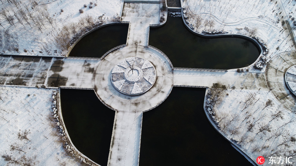 1月31日，山東棗庄山亭區紫雲湖公園雪景如畫（無人機拍攝）。
