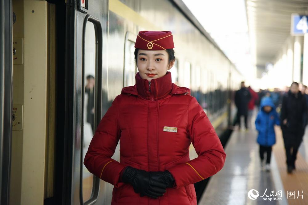 1月31日，內蒙古呼和浩特，呼和浩特至上海的Z267次列車長員王瑤准備立崗接車，熱情服務旅客。