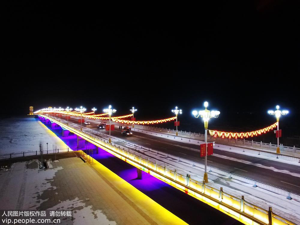 1月31日航拍的張掖黑河新城大橋燈光璀璨。