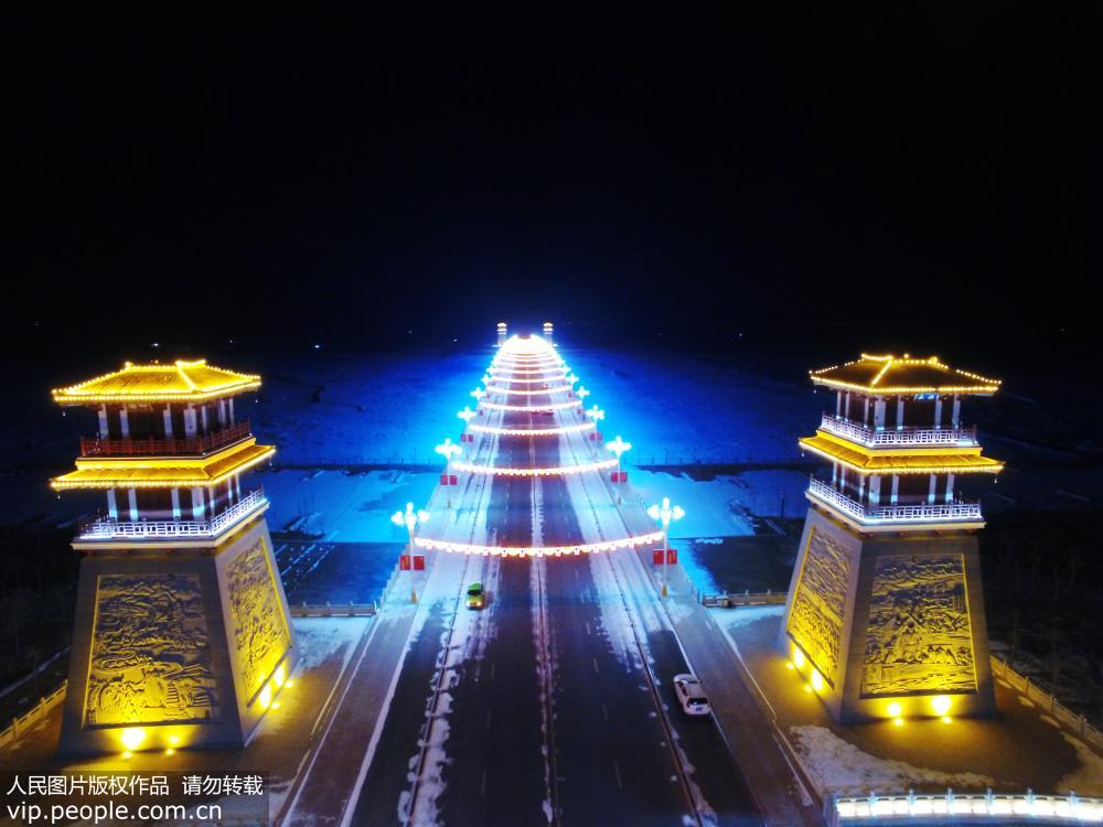 1月31日航拍的張掖黑河新城大橋燈光璀璨。