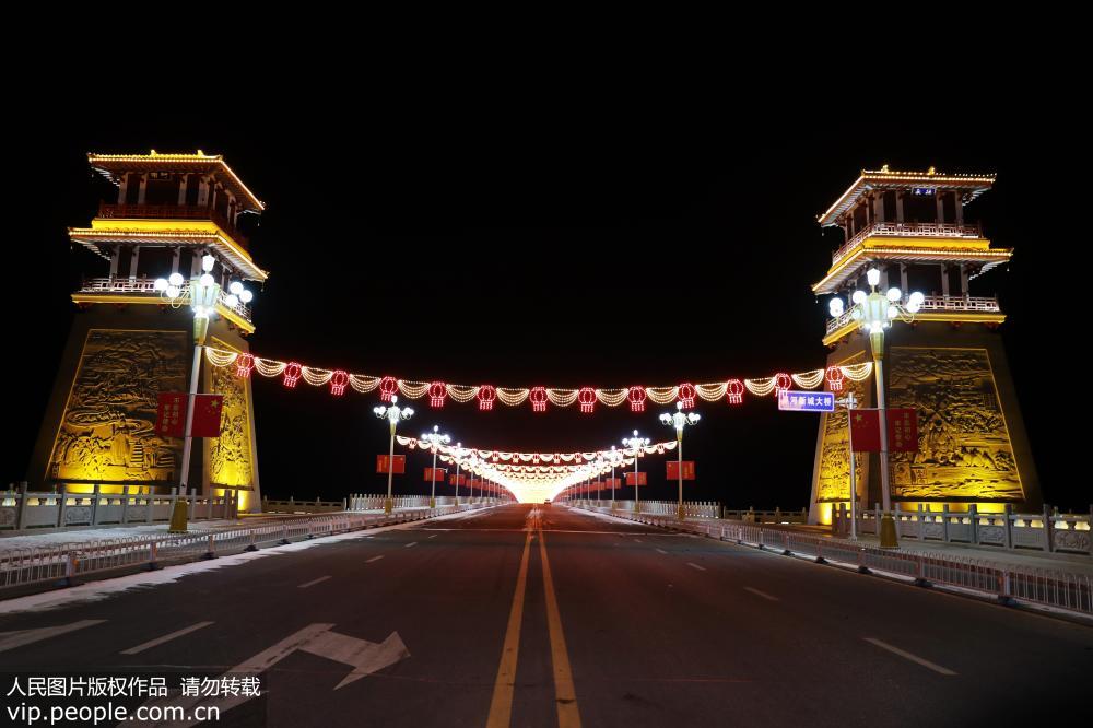 1月31日拍攝的張掖黑河新城大橋燈光璀璨。