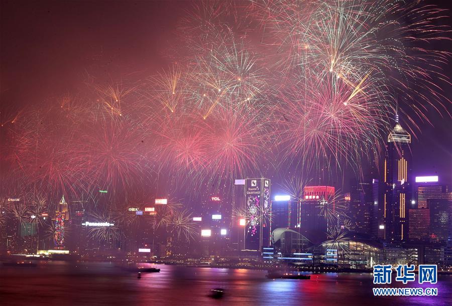 2月6日，香港維多利亞港舉行賀歲煙花匯演。 新華社記者 李鋼 攝