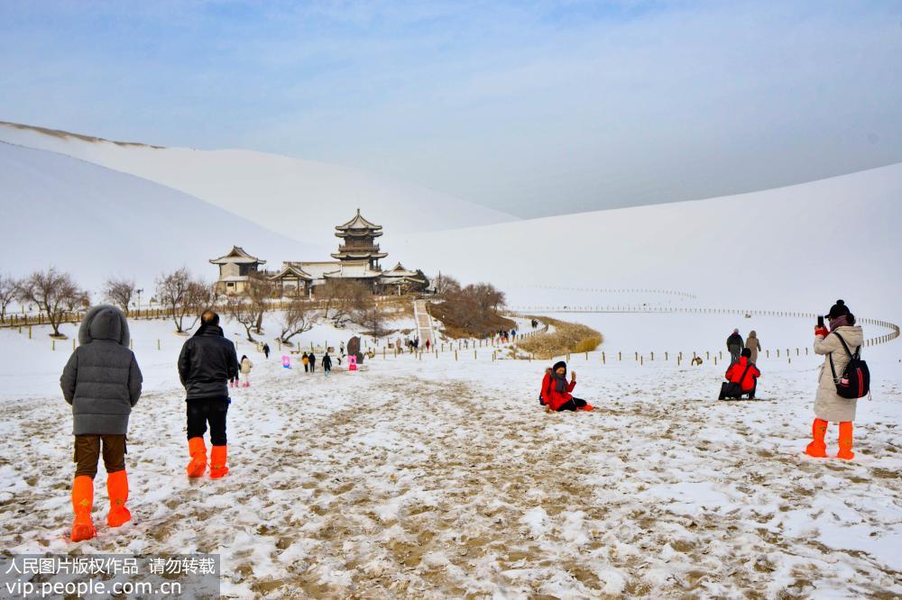 2019年2月7日，敦煌喜降瑞雪，游客前往美麗的月牙泉觀賞雪景。（王斌銀/人民圖片）