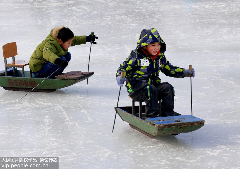 2月7日，在北京國際雕塑公園，游人享受冰雪樂園的快樂。（李文明/人民圖片）