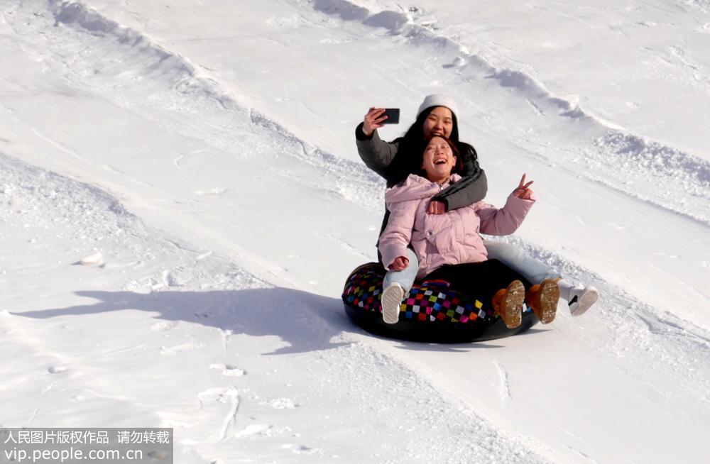 2月7日，在北京國際雕塑公園，游人享受冰雪樂園的快樂。（李文明/人民圖片）