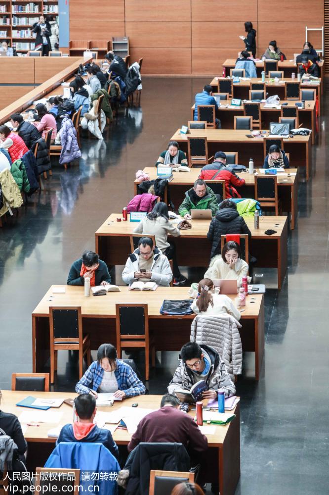 2019年2月7日，讀者在位於北京的中國國家圖書館閱覽大廳看書學習。（陳曉根/人民圖片）