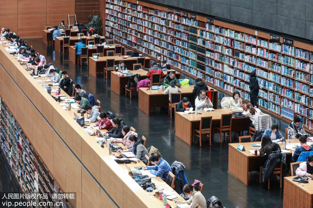 2019年2月7日，讀者在位於北京的中國國家圖書館閱覽大廳看書學習。（陳曉根/人民圖片）
