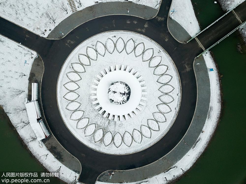 2019年2月8日，無人機拍攝雪后的江蘇省淮安市白馬湖景區。（萬震/人民圖片）
