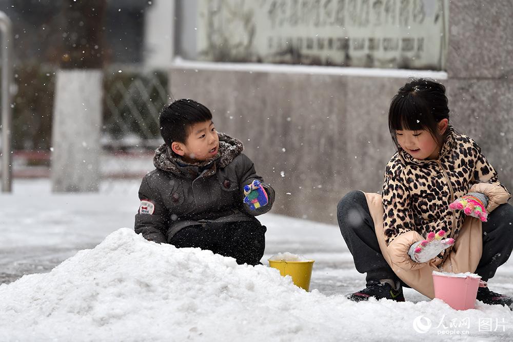 北京城區迎降雪 孩子撒歡玩雪忙