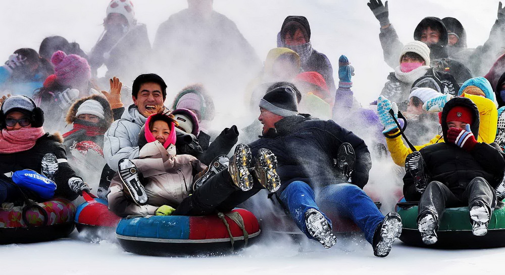 游客在吉林市五家山滑雪場盡享冰雪運動樂趣。周石 攝