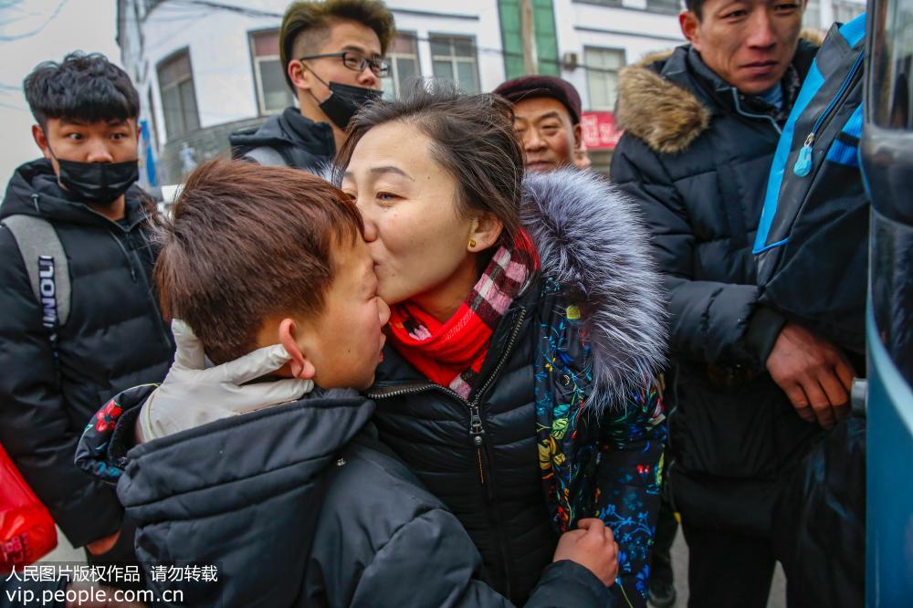2月9日，趙海霞含淚親吻兒子。