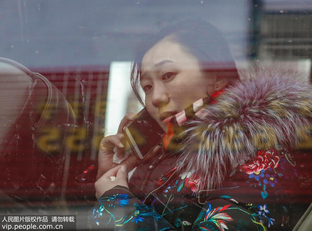 2月9日，趙海霞在大巴上與兒子通電話。
