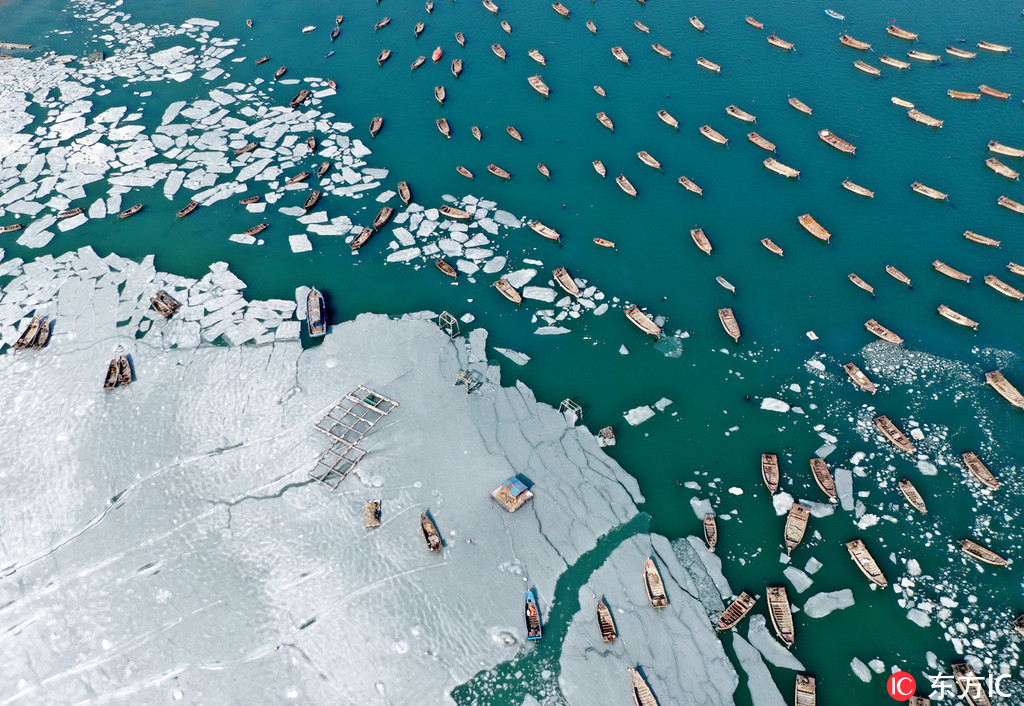 大连海冰半冰半海美景如画 渔民破冰耕海运输忙