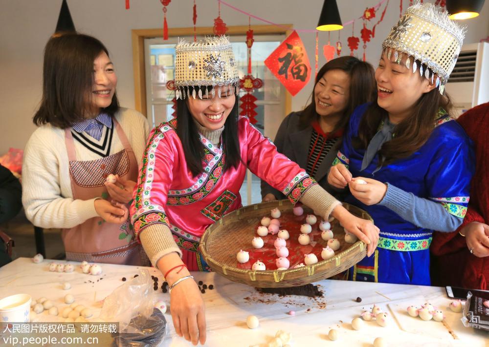 2月16日，浙江省德清縣雷甸鎮，在該鎮務工的少數民族同胞和當地村民一起做元宵，迎接傳統元宵佳節。
