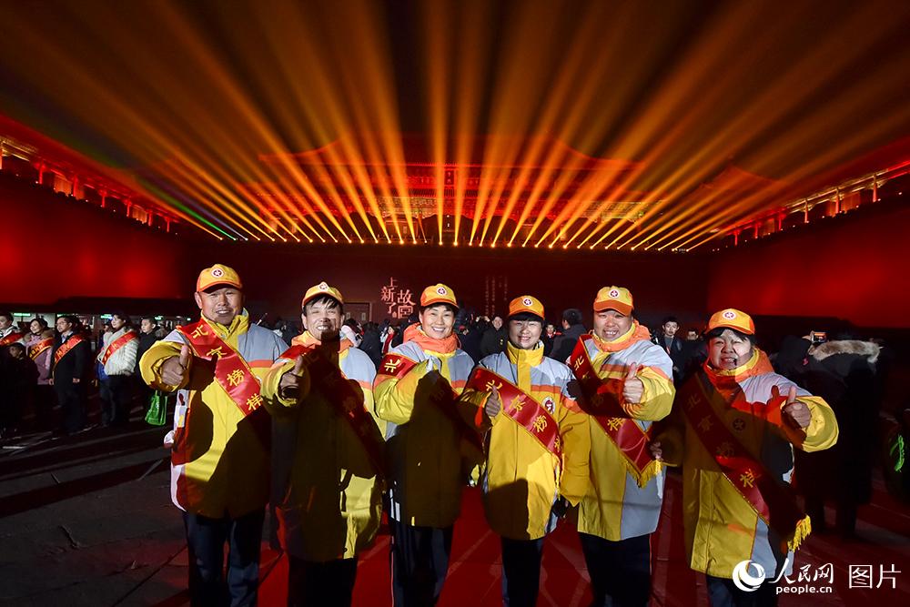 “上元之夜”活動現場，“北京榜樣年榜人物”在午門燈光秀前點贊。（人民網記者 翁奇羽 攝）