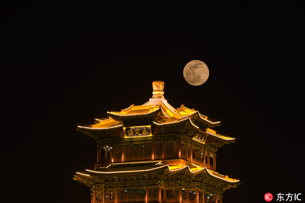 2月19日，市民來到北京永定樓賞月、拍照歡度元宵佳節。王保生/東方IC