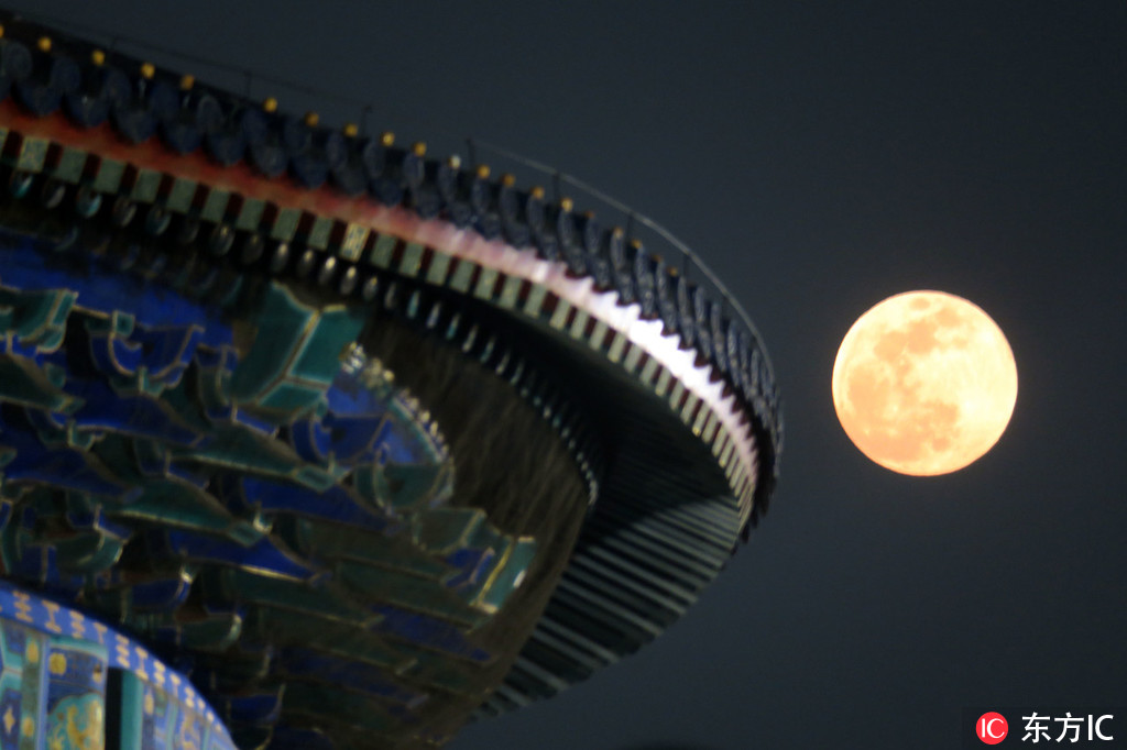 2月19日，北京天壇祈年殿，元宵月相逢超級月。/東方IC