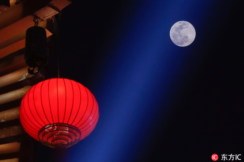 2曰19日，陝西西安。元宵節現超級月亮。/東方IC