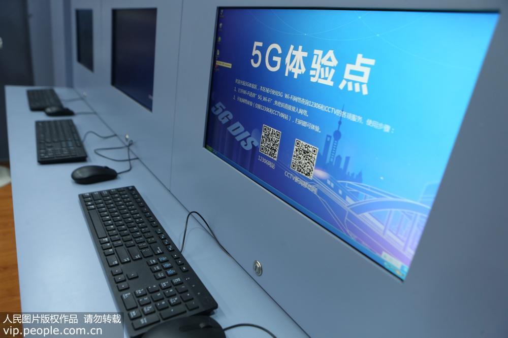 圖為上海虹橋火車站場景和智能、自助設施設備。