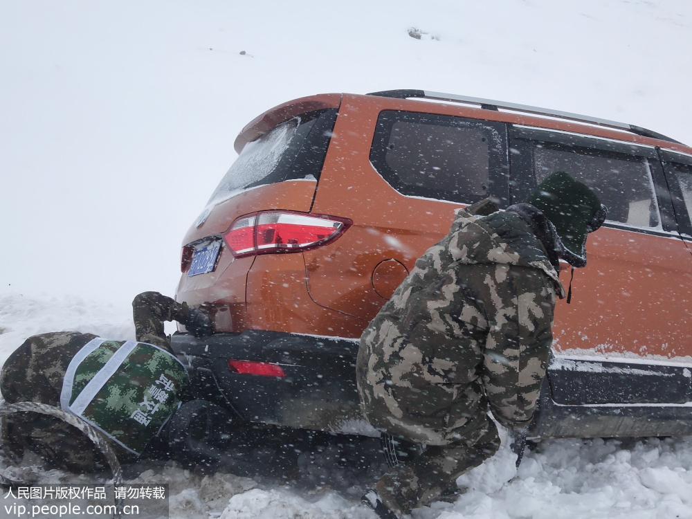 西藏：暴雪致新藏线阿里段交通中断 武警某部紧急抢通(6) 第6页