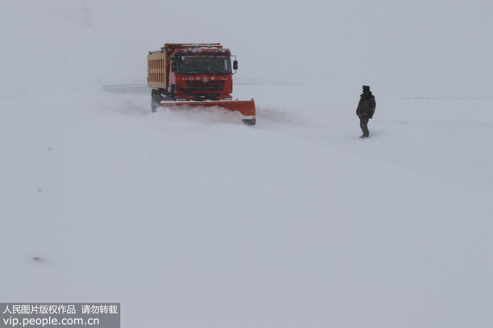 西藏：暴雪致新藏线阿里段交通中断 武警某部紧急抢通(4) 第4页